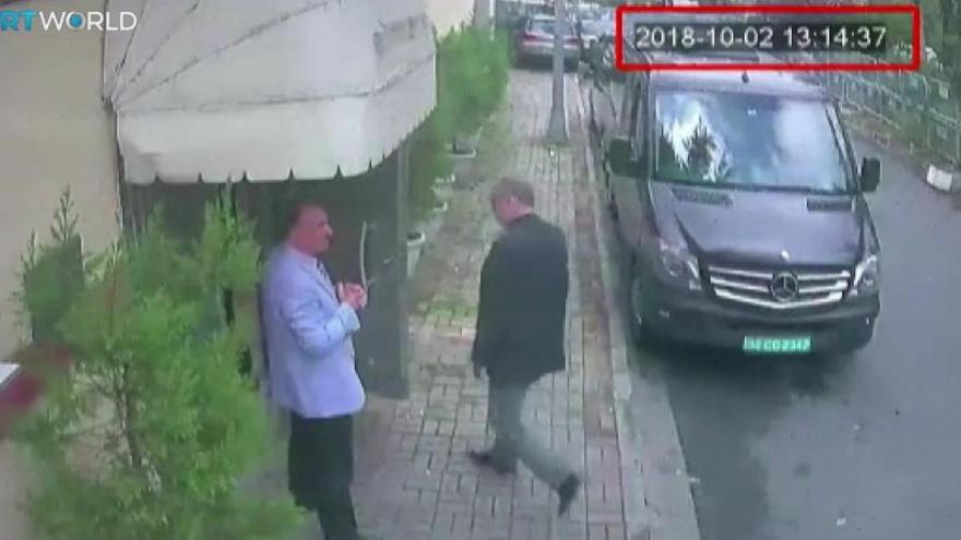 El periodista Jamal Khashoggi (d) en el exterior del consulado saudí.
