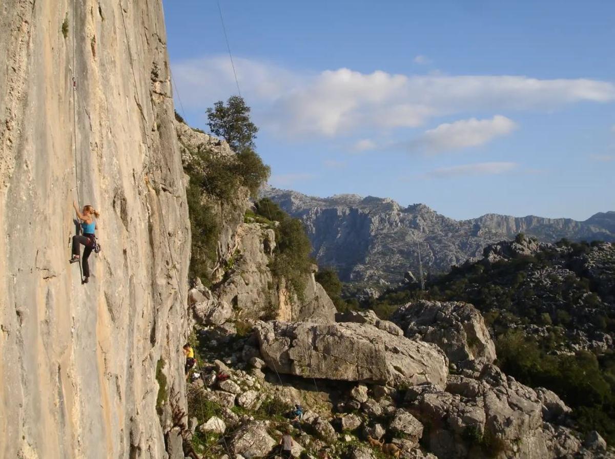 El parque de Málaga que acoge una de las cuevas más famosas de Andalucía y un pantano 'fantasma’'
