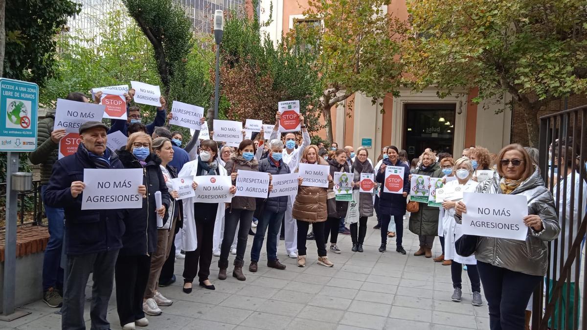 Concentración a las puertas del hospital Provincial, tras la agresión verbal a una compañera.