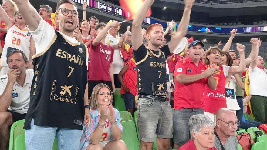 Familia y amigos de Alba Torrens animan a la jugadora de Binissalem en el Eurobasket