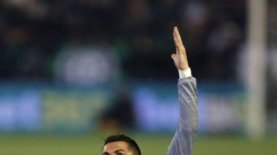 Cristiano Ronaldo reclama una falta durante el choque disputado anoche en el Benito Villamarín. // Reuters