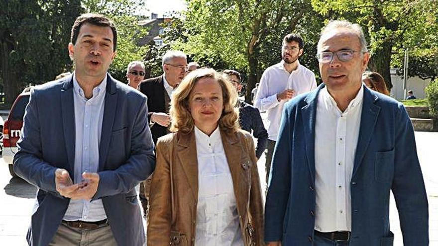 Gonzalo Caballero, Nadia Calviño y Xosé Sánchez Bugallo, ayer en Santiago.