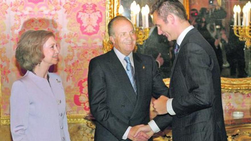 Urdangarín, con los Reyes, en una imagen tomada en el Palacio Real en febrero de 2005.