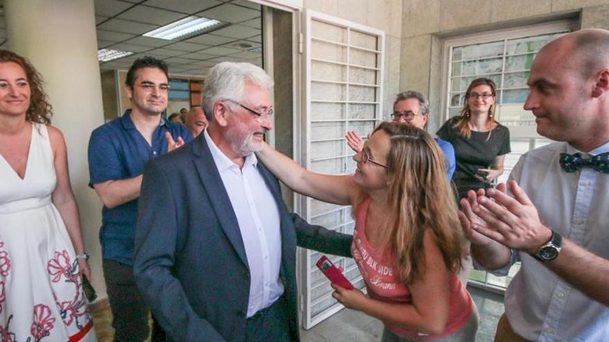 El alcalde, José Manuel Dolón, y Fanny Serrano, la portavoz, el 13 de junio pasado saliendo del Ayuntamiento de Torrevieja tras el pleno de investidura