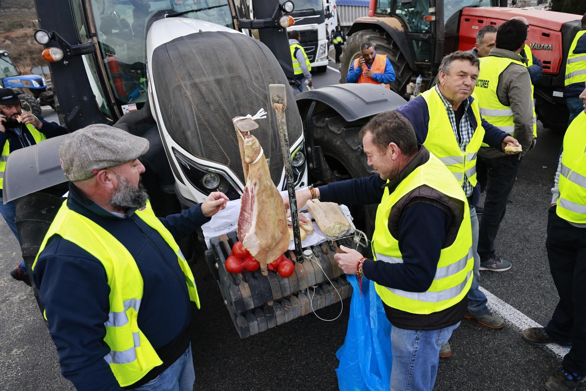 Las imágenes de la protesta de agricultores que ha colapsado el tráfico en Murcia