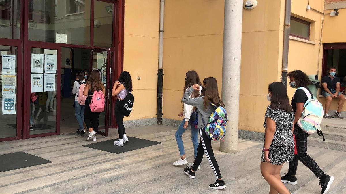 Alumnos entran a un instituto en la provincia de Zamora.