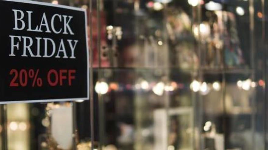 Presència de cartells publicitant el Black Friday, al carrer Guimerà de Manresa