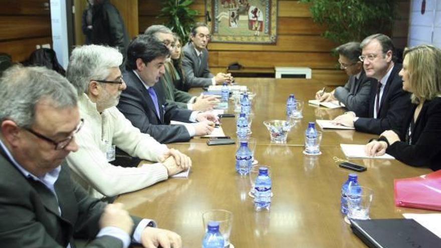 Momento de la reunión de los consejeros de Hacienda y de Fomento y Medio Ambiente con los transportistas.