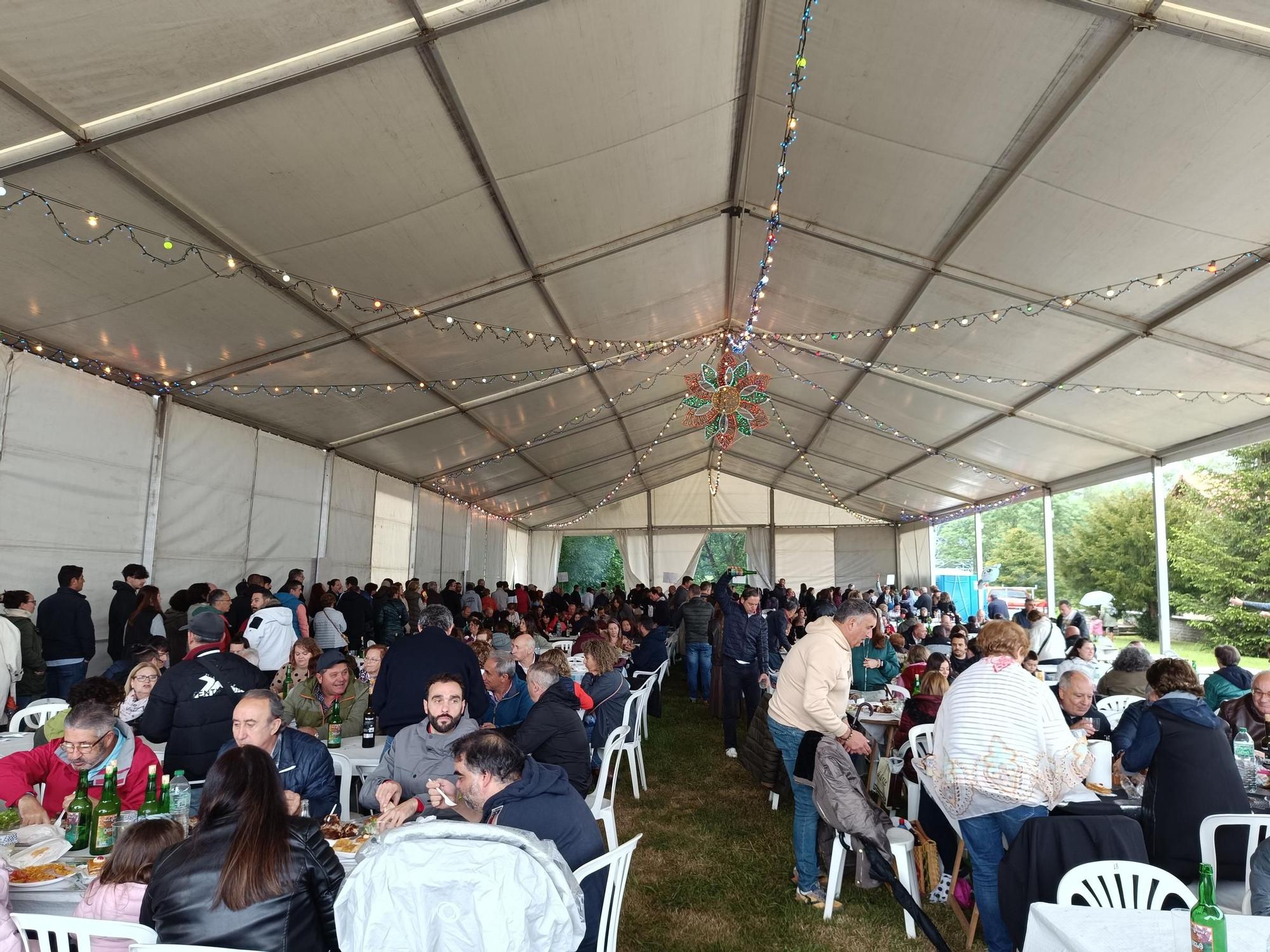 Compartiendo mesa y mantel en las fiestas de Meres, en Siero