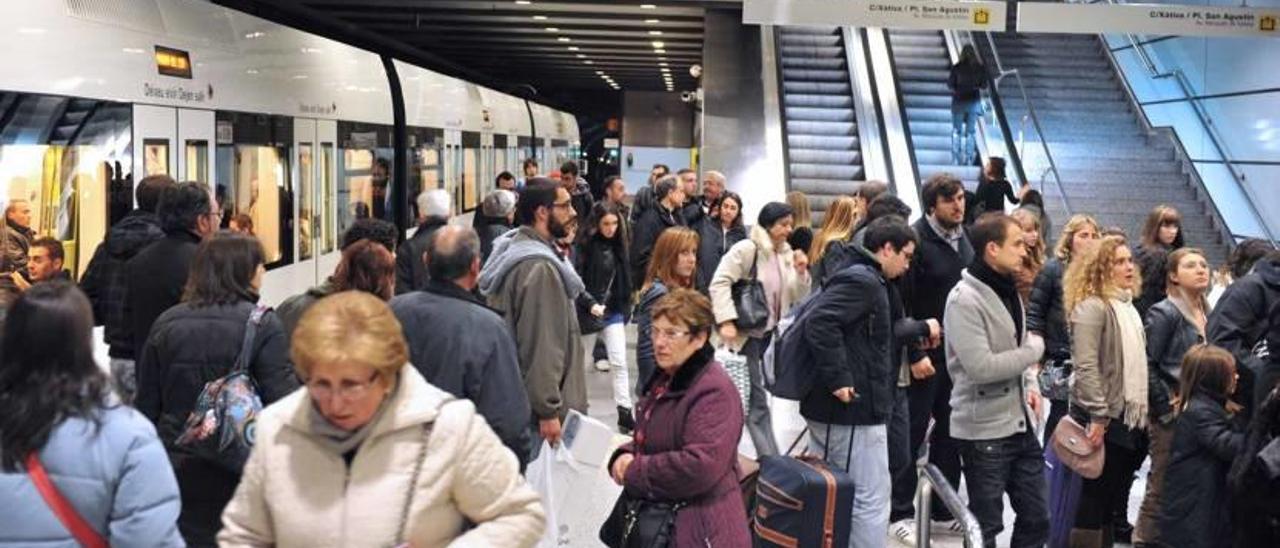 Estación de metro de la céntrica calle Xàtiva, junto a la estación del Norte y la plaza del Ayuntamiento, una de las que más usuarios tiene de la ciudad de València.