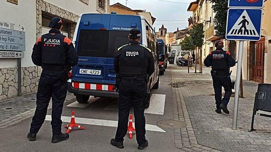 El desplegament policial d&#039;ahir al carrer Figueres de Vilafant.