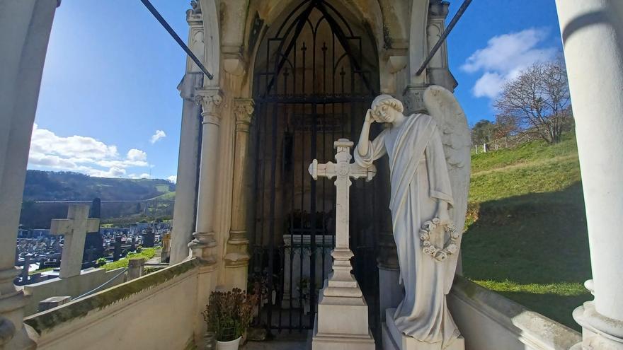 Turismo de cementerio: los secretos del camposanto de Grado, arte funerario y lápidas &quot;de fama y gloria&quot;