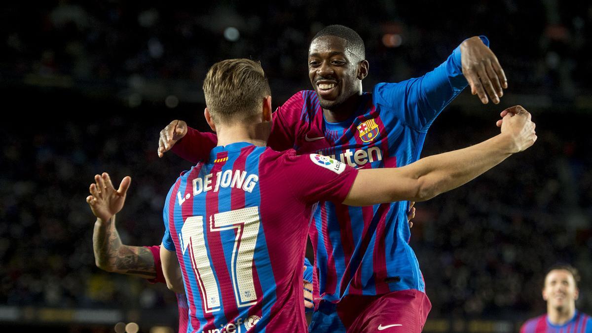 Barcelona. 27.02.2022 Deportes. Dembele salta sobre Luuk de Jong tras el tercer gol durante el partido de liga entre el FC Barcelona (Barça) y el Athletic de Bilbao. Fotografía de Jordi Cotrina