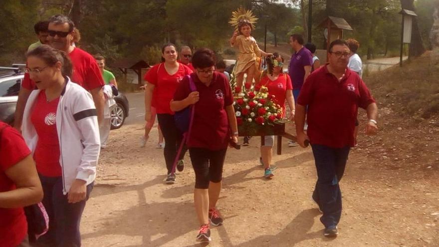 La peña El Albal portó la imagen del Niño de las Uvas.