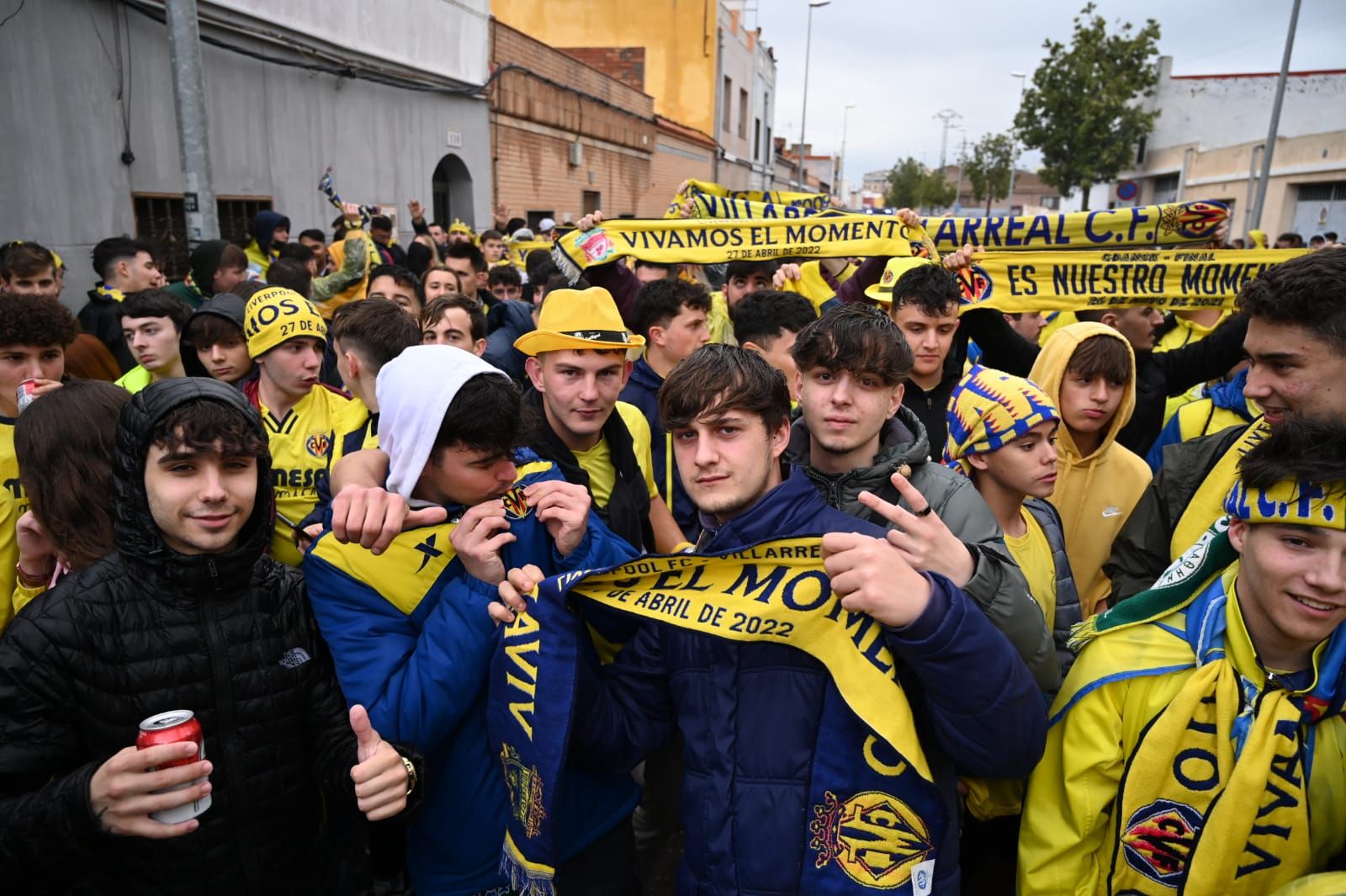 Fotogalería | La lluvia no frena las ganas de la afición del Villarreal de ver a su equipo en la final de Champions