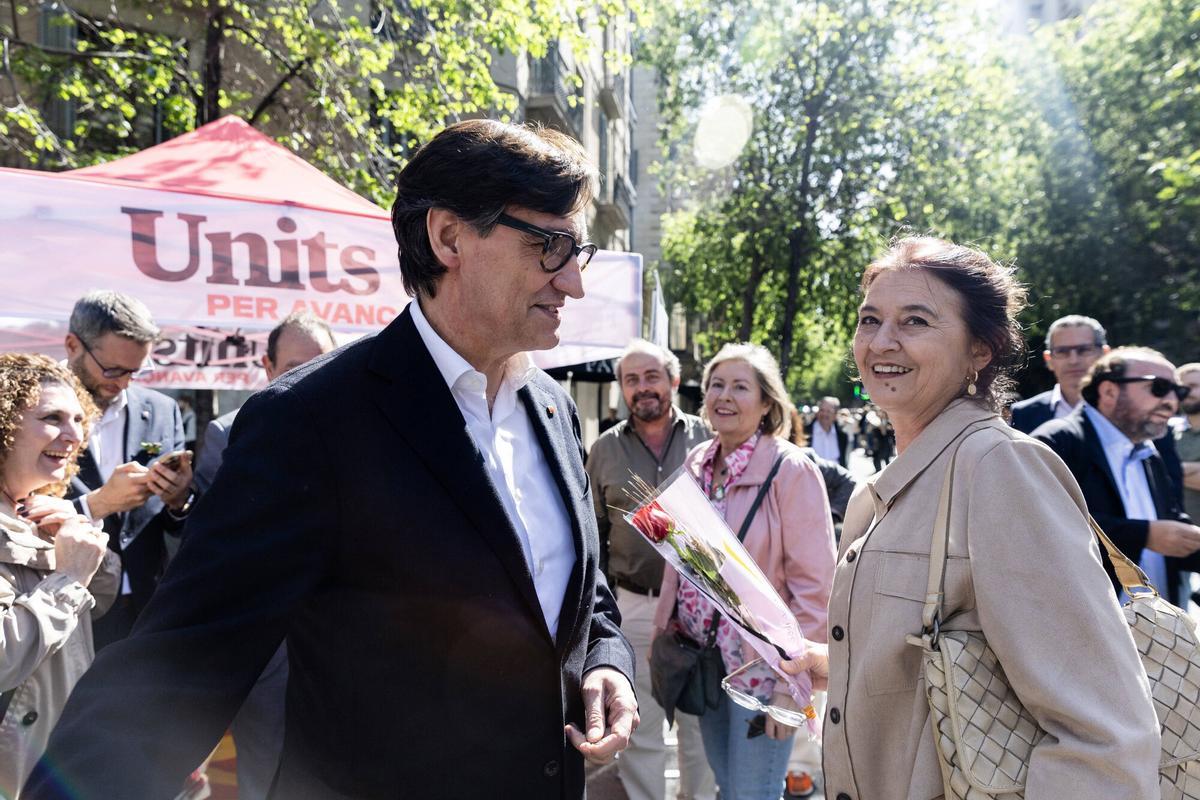 Salvador Illa pasea con su mujer entre las paradas de libros y rosas durante la diada de Sant Jordi en Barcelona, el 23 de abril de 2026