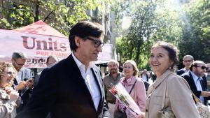 Salvador Illa pasea con su mujer entre las paradas de libros y rosas durante la diada de Sant Jordi en Barcelona, el 23 de abril de 2026