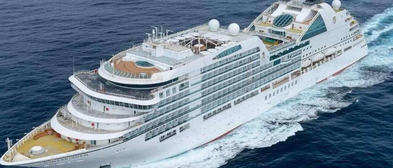 El &quot;Seabourn Ovation&quot; estrenará escala en la terminal viguesa. // FdV