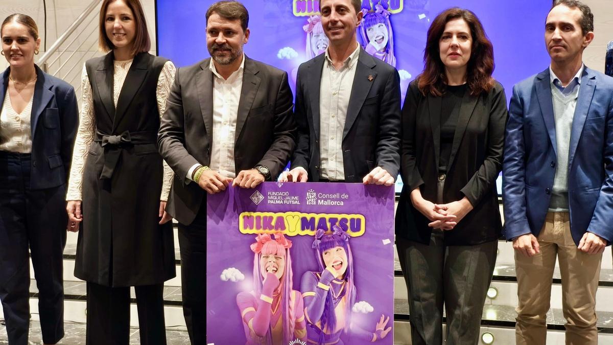 Llorenç Galmés y otros cargos del Consell y del IMAS, junto a José Tirado, presidente del Palma-Futsal.