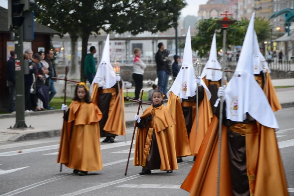 Recreacion de la Semana Santa de Cangas para el encuentro de cofradias que tuvo que ser acortado por las lluvias