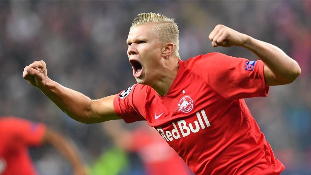 Haaland celebra un gol con con la camiseta del Salzburgo.