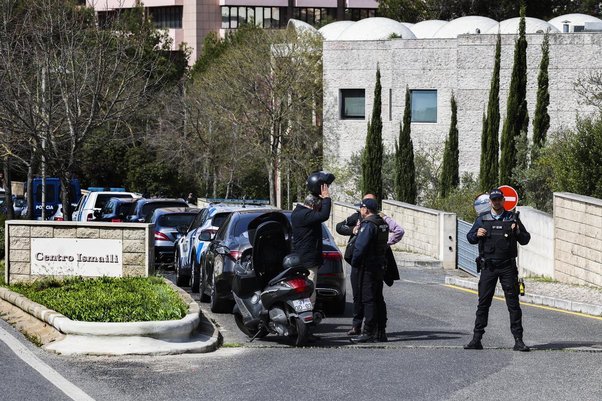 Lisboa (Portugal), 28/03/2023.- Police officers guard at the Ismaili Center in Lisbon, Portugal, 28 March 2023. Two people were killed at the center earlier the day in an assault with a melee weapon, police said. (Atentado, Lisboa) EFE/EPA/ANTONIO COTRIM