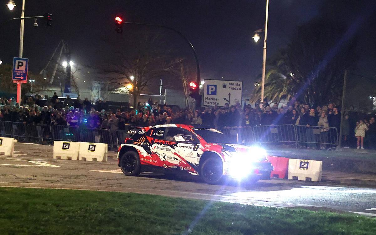 La trigésima edición del Rally de A Coruña arrancó este viernes con una presentación en O Parrote y una especial en el entorno del castillo de San Antón.