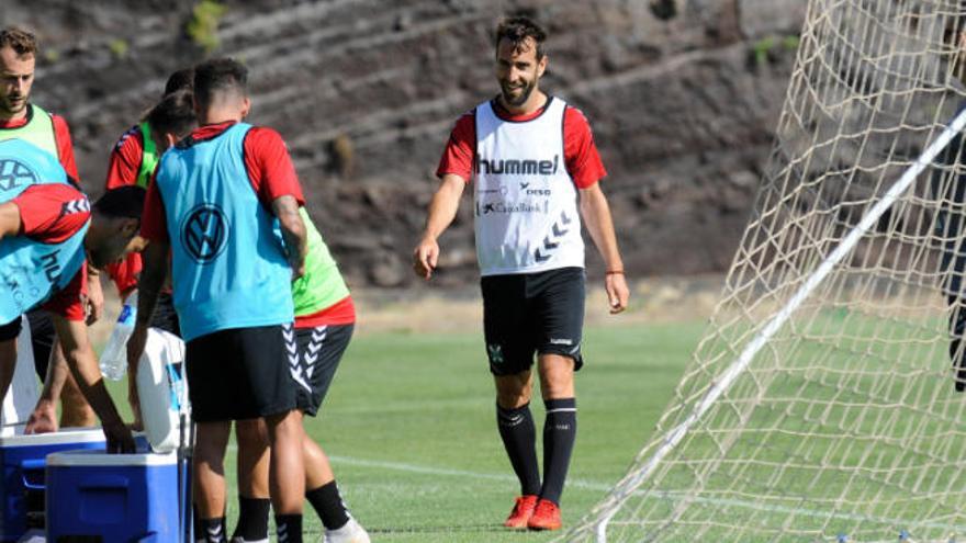 Carlos Ruiz, durante el entrenamiento desarrollado ayer en El Mundialito.