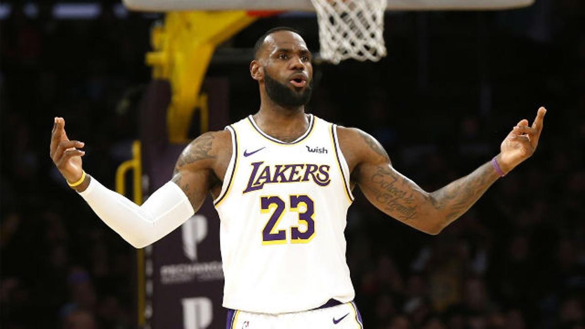 Lebron se luce con una de las mejores asistencias de su carrera ante Miami