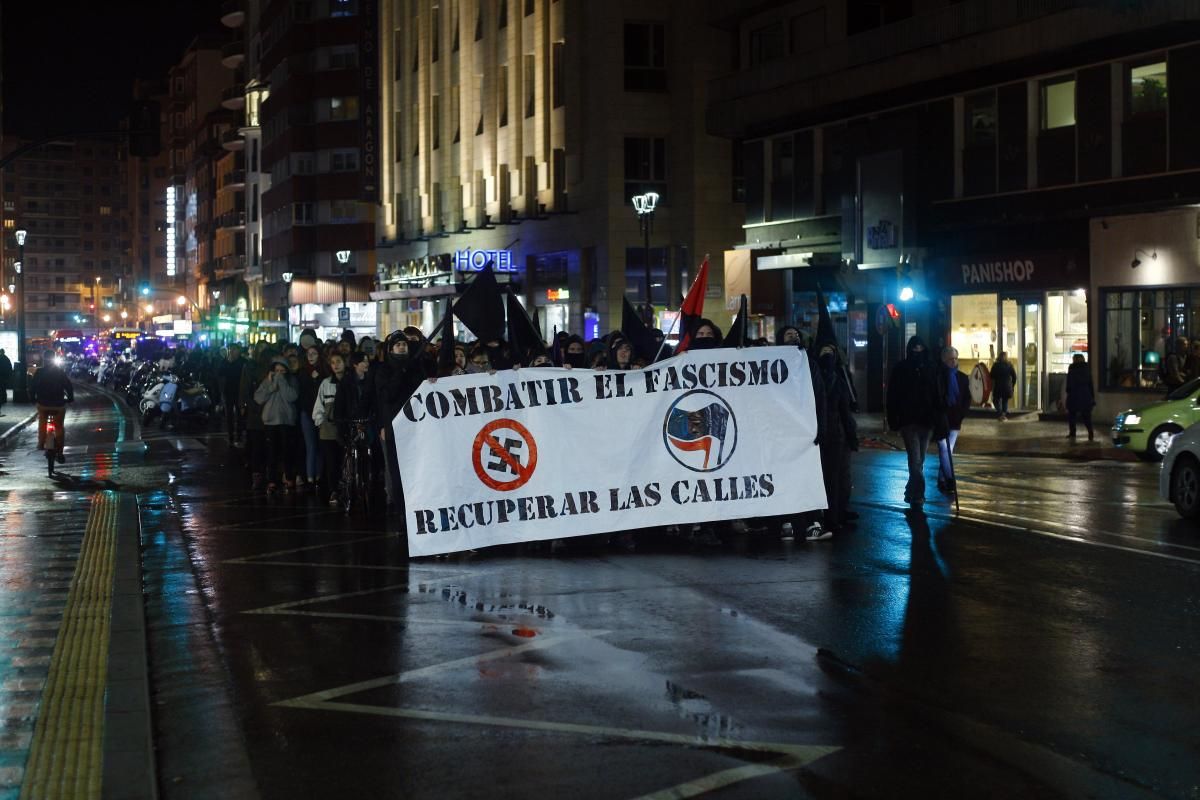 Manifestación antifascista por el manto de la Virgen del Pilar