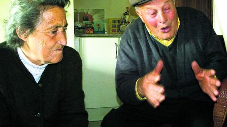 Cola Cunquero y Ángel Sanabria en la cocina de su casa de Figueruela de Abajo.