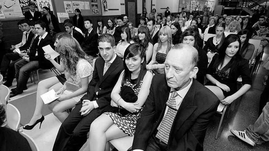 Alumnos y familiares, durante el acto de graduación en el IES Batán.