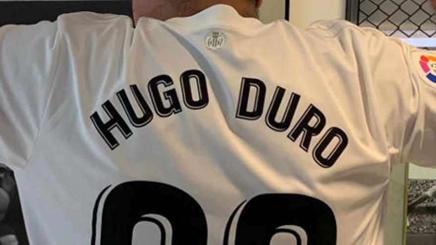 Una camiseta del Valencia CF con recuerdo de Hugo Duro