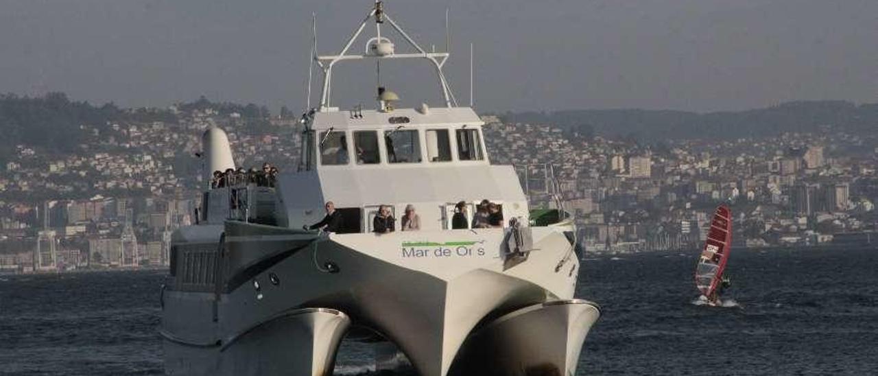 Uno de los barcos del transporte marítimo de pasajeros entre Cangas y Vigo. // Santos Álvarez