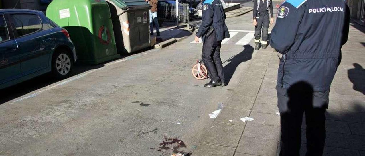 La Policía Local toma medidas tras el atropello de anteayer en la rúa Principal. // Bernabé/Luismy