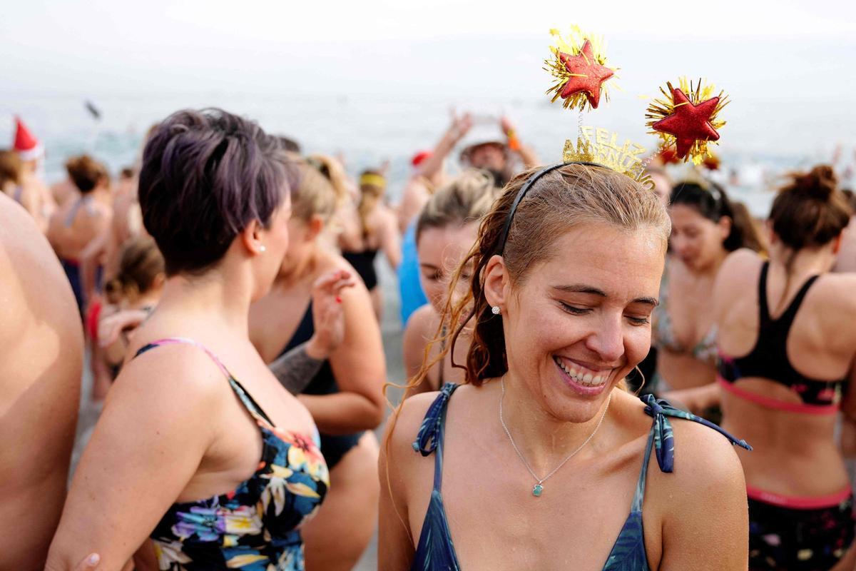 Primer baño del 2024 en la Barceloneta