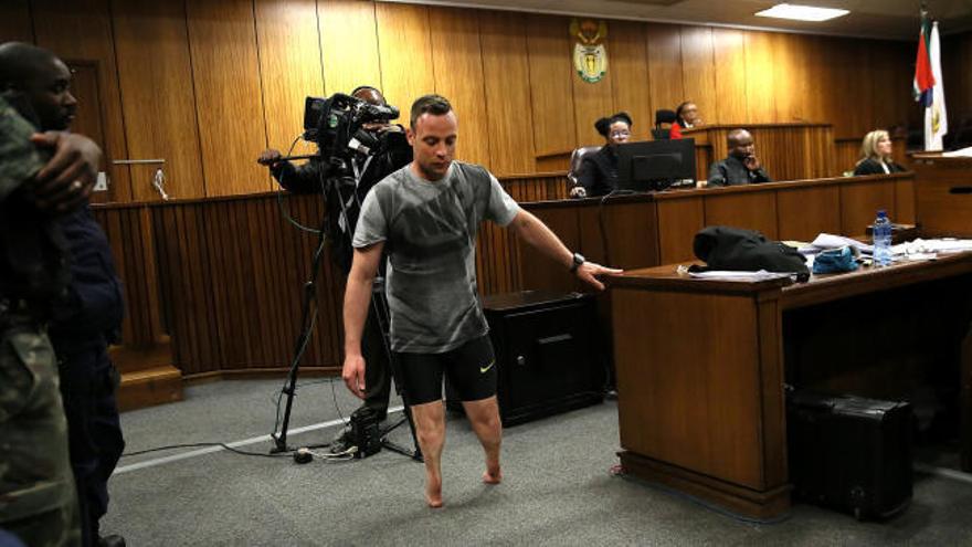 Pistorius se despoja de sus prótesis durante el juicio para demostrar su movilidad reducida