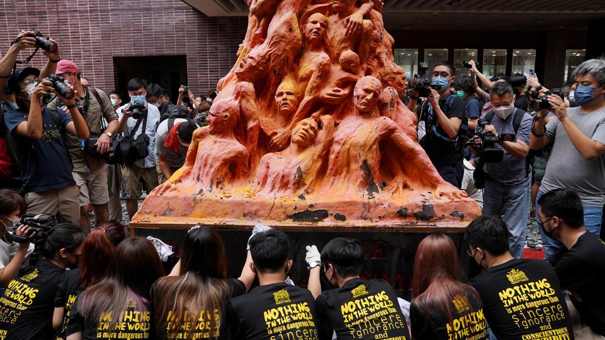 Estudiantes realizan una protesta pacífica durante una celebración religiosa en Hong Kong