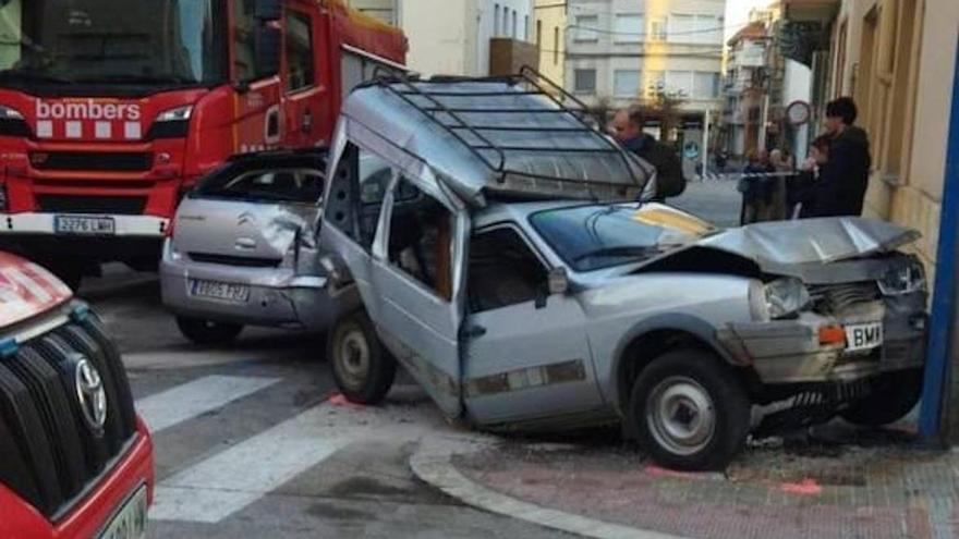 Un camión pierde el control y choca contra 5 coches y una moto en Amposta