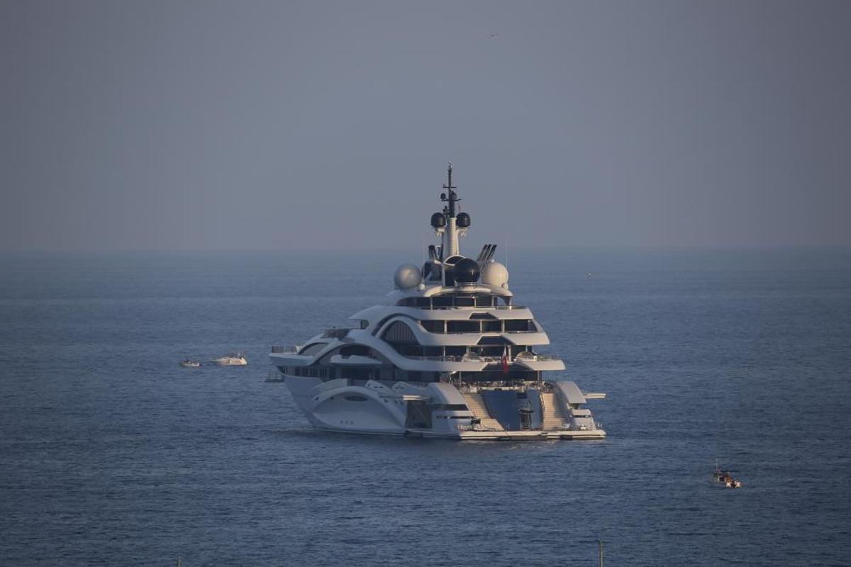 El megayate catarí "Al Lusail" fondea en aguas de Torrevieja. Cuenta con 123 metros de eslora, cuatro cubiertas, 55 tripulantes y 18 camarotes. Y es propiedad del emir de Catar.