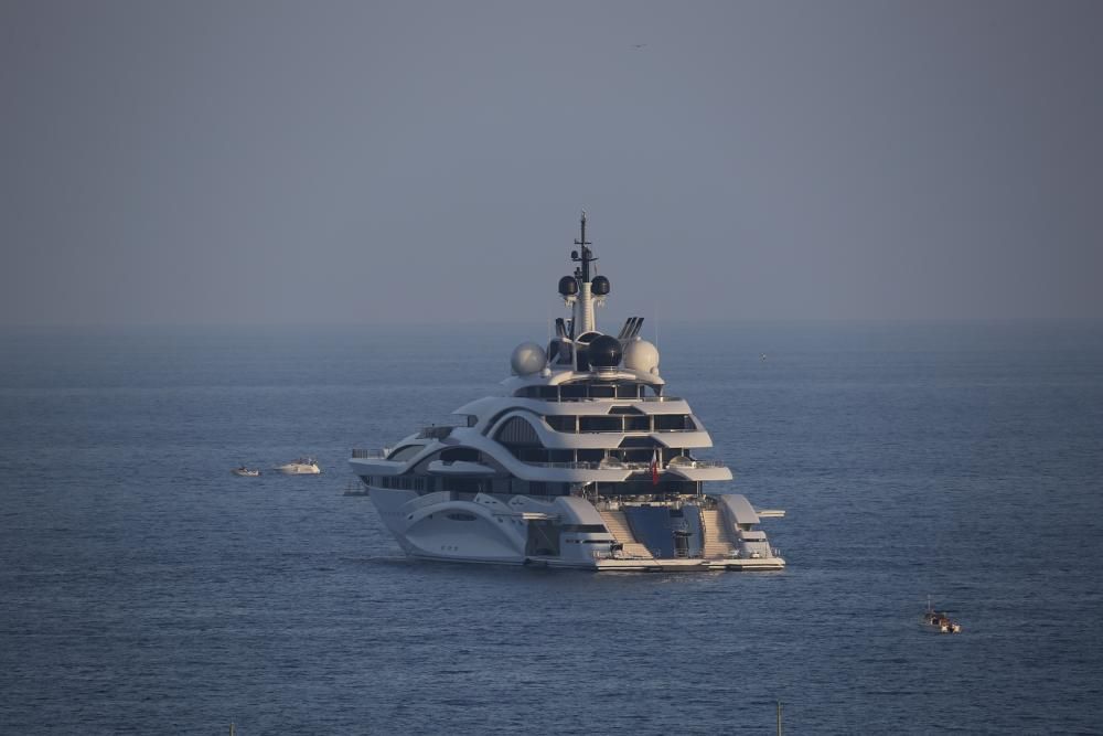 El megayate catarí "Al Lusail" fondea en aguas de Torrevieja. Cuenta con 123 metros de eslora, cuatro cubiertas, 55 tripulantes y 18 camarotes. Y es propiedad del emir de Catar.