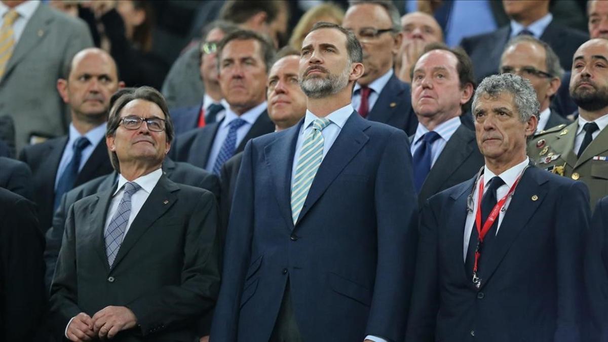 El rey Felipe VI, durante el himno en la final de Copa
