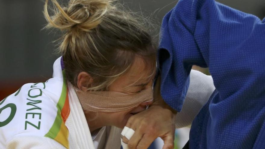 Laura Gómez, con un aparatoso vendaje en la cara.