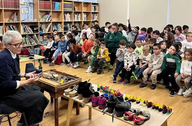 A arte dos zocos chega ás aulas do CEIP de San Cosme de Antes