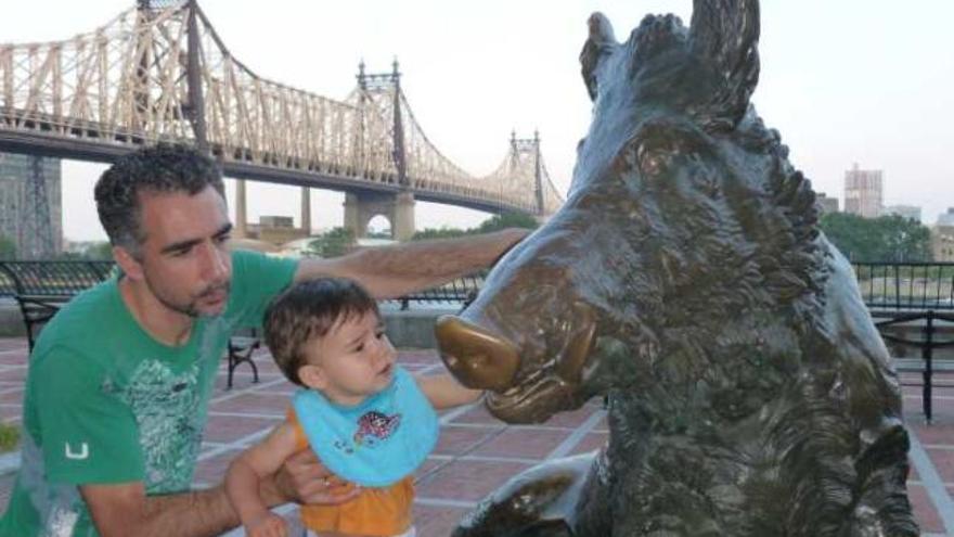 Marcos, que nació en Estados Unidos, y su padre, con el puente de Queens al fondo.