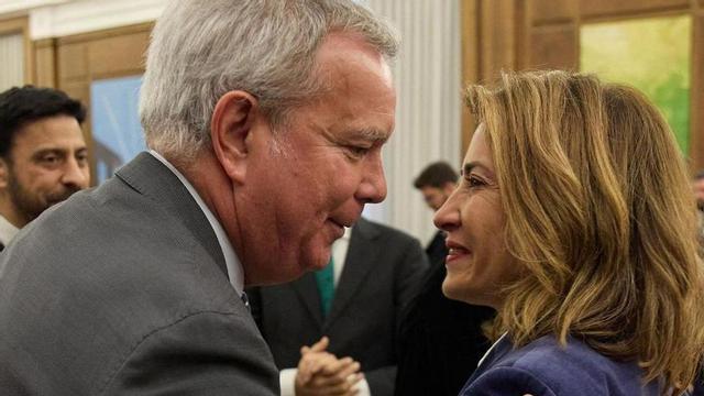 La consejero Sebastián Franquis saluda a la ministra de Transporte, Raquel Sánchez, la pasada semana. | | ACFI PRESS