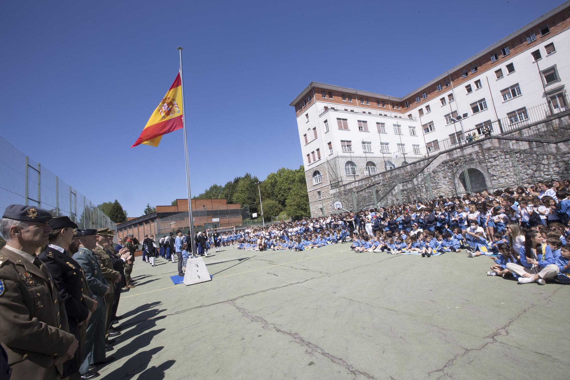 Izado de bandera en el colegio Santa María del Naranco