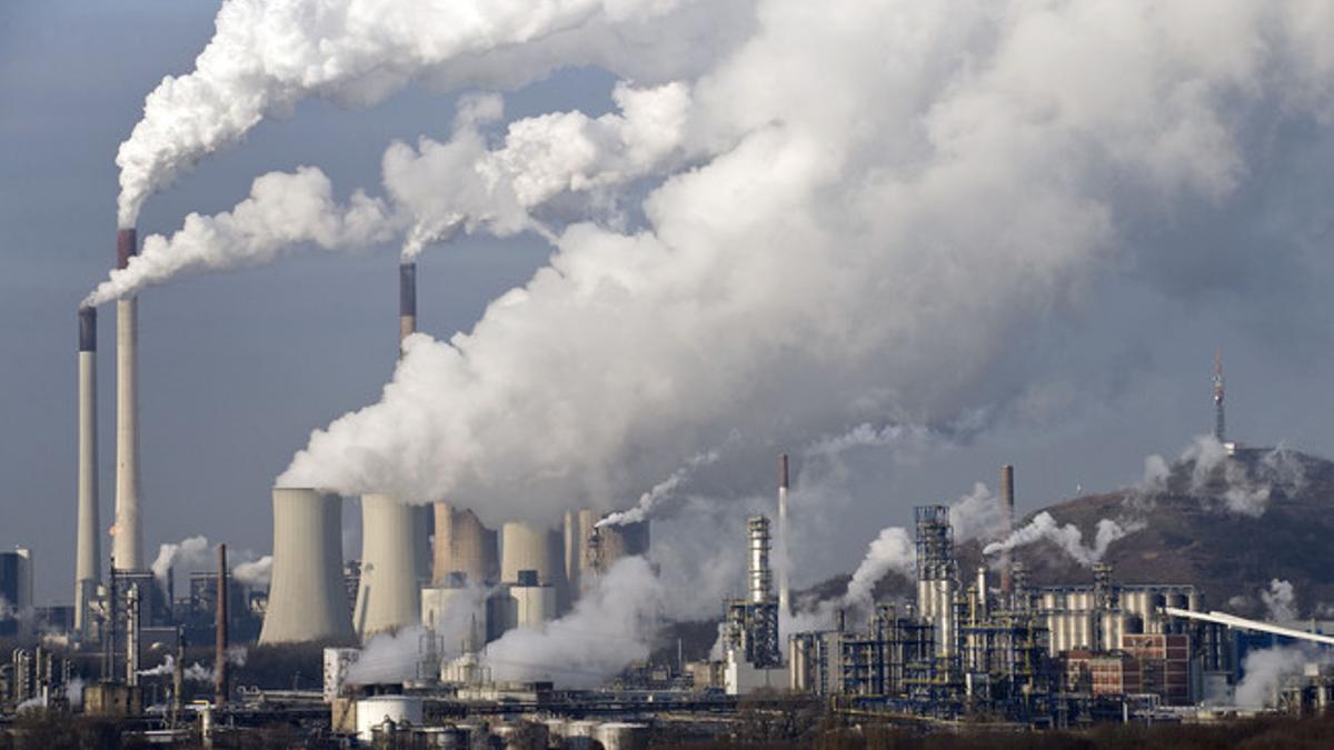 Columnas de humo se elevan por encima de un polígono industrial de Gelsenkirchen, en Alemania.