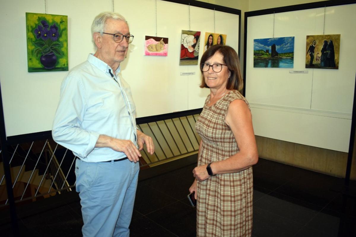 La exposición con las obras realizadas por los participantes en las clases de pintura del programa de envejecimiento activo.