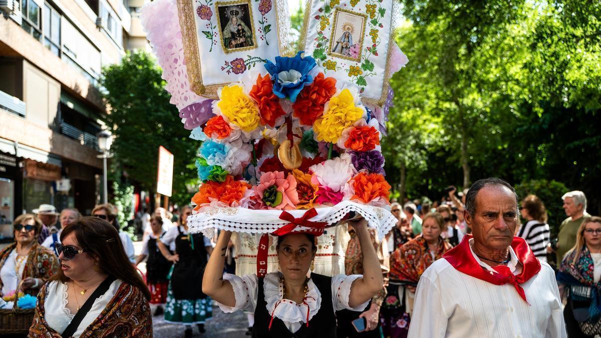 Fotogalería | Las imágenes de Jato: el desfile de los festejos de la provincia de Cáceres llena Cánovas con su colorido flolclórico